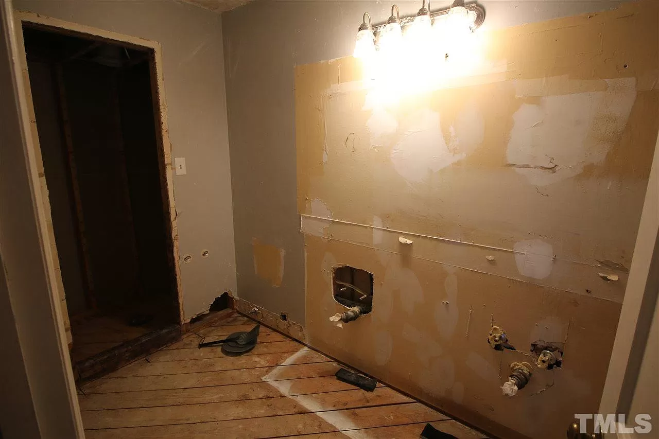 Hunting Trail bathroom before renovation